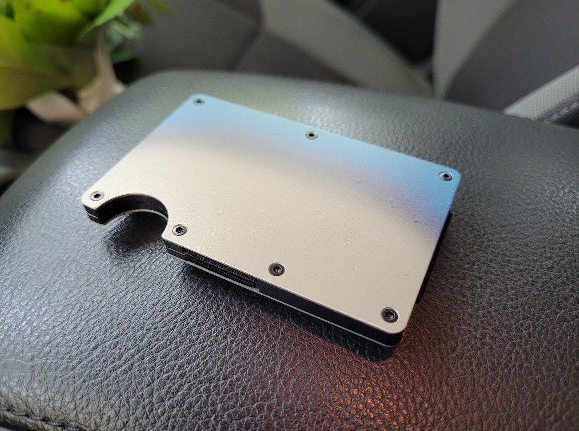 Suit-Wallet-Burnt-Titan-penztarca-autoban-1156-konnyen-elfer